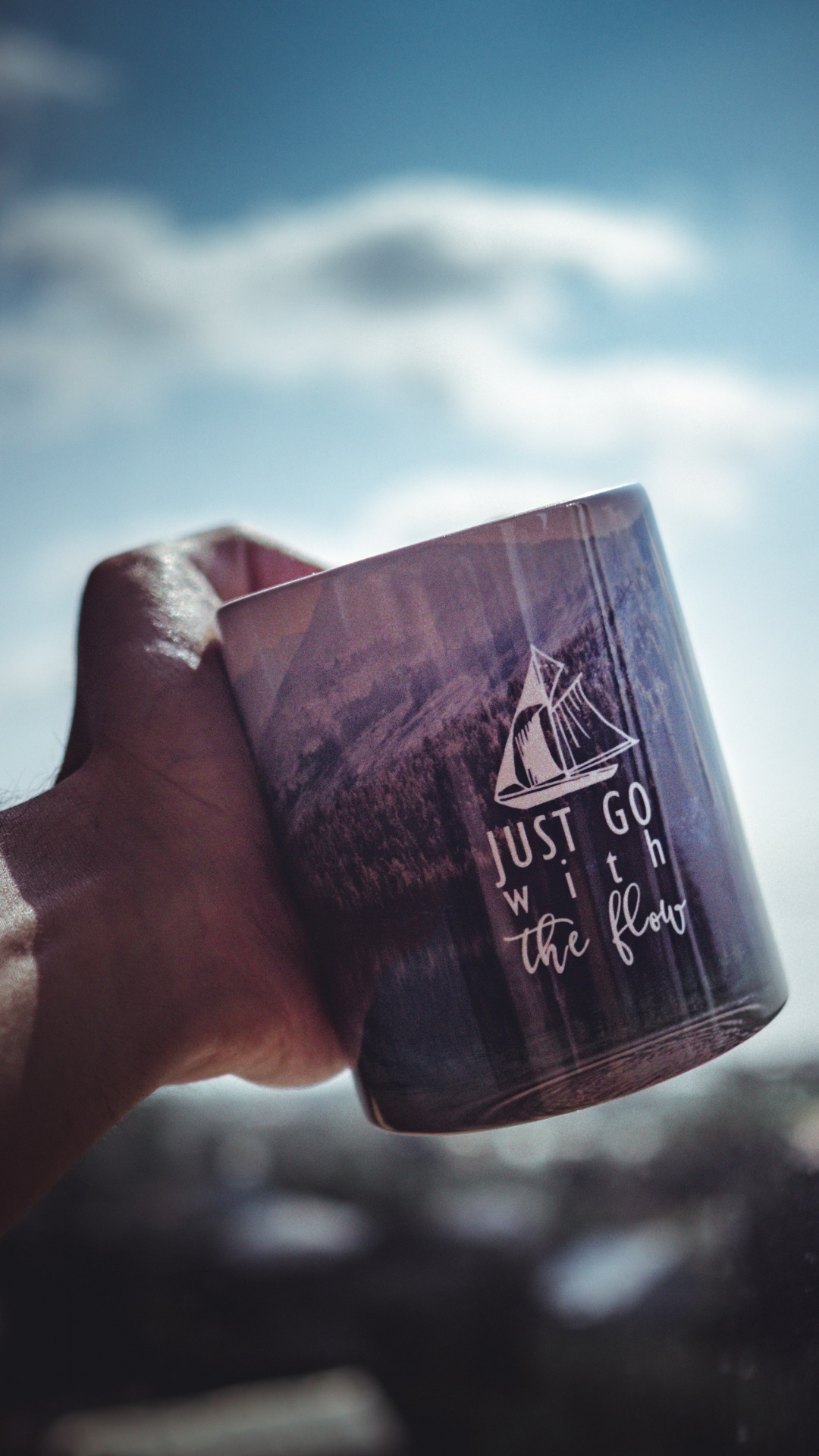 Обои облако, палец, стекло, небо, рука в разрешении 1080x1920