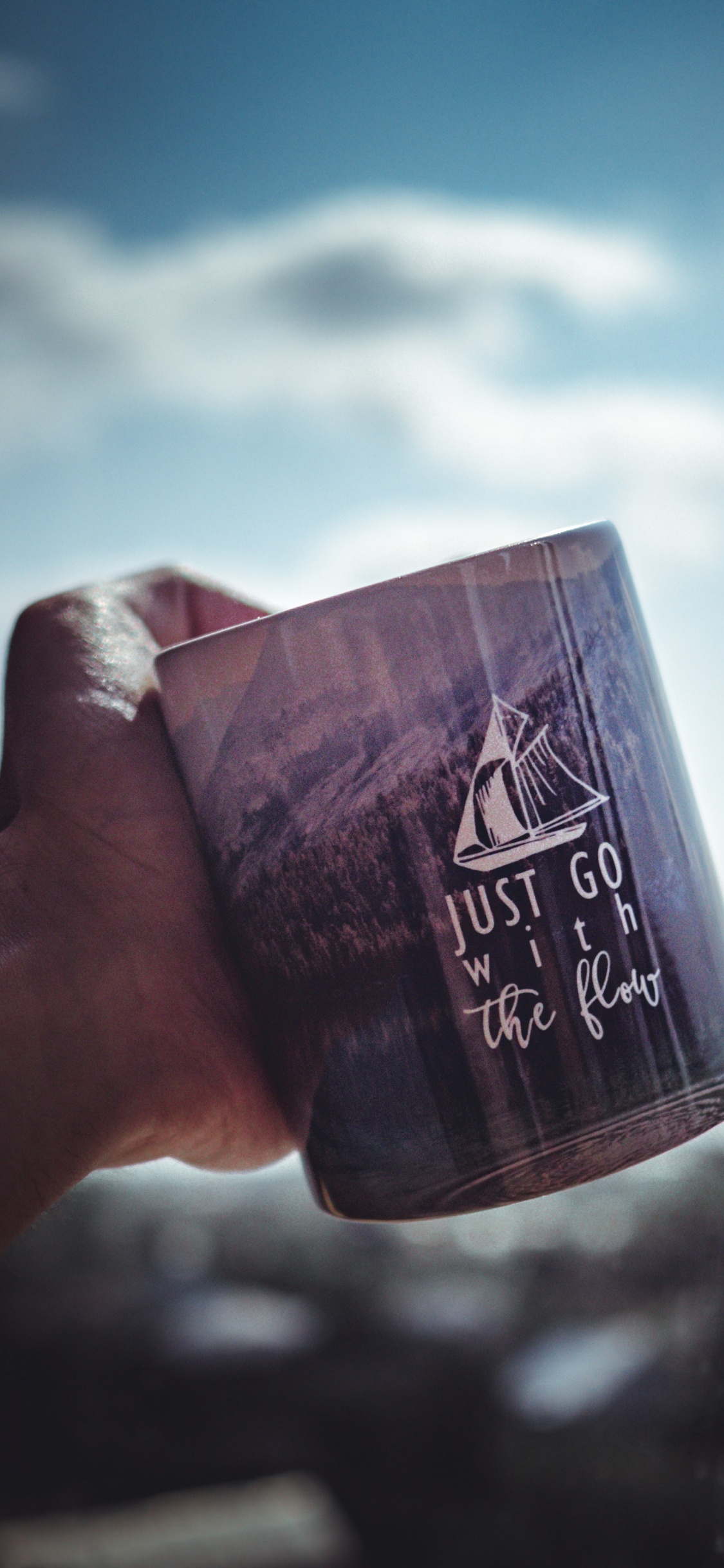 Обои облако, палец, стекло, небо, рука в разрешении 1125x2436