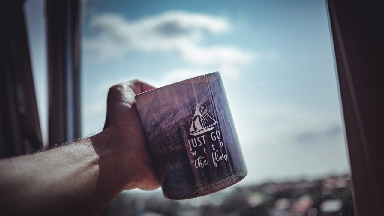 Обои облако, палец, стекло, небо, рука в разрешении 1280x720