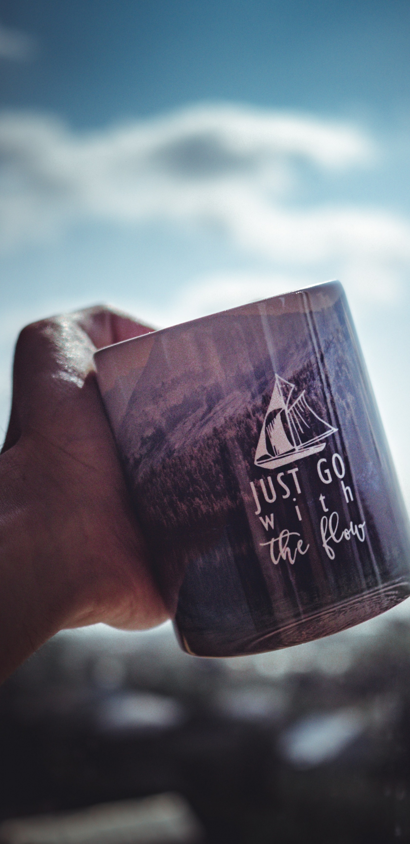 Обои облако, палец, стекло, небо, рука в разрешении 1440x2960