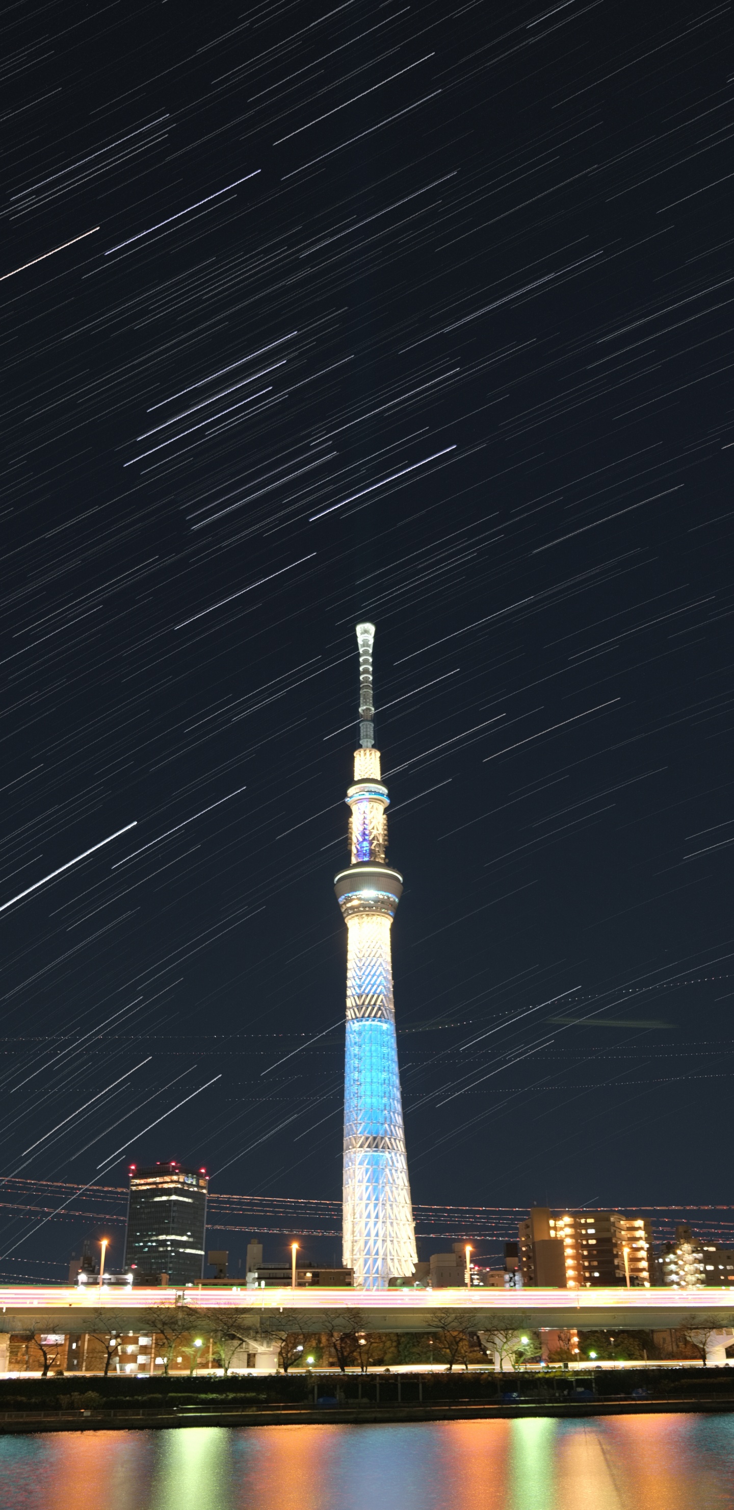 Обои ночь, вышка, архитектура, ориентир, город в разрешении 1440x2960