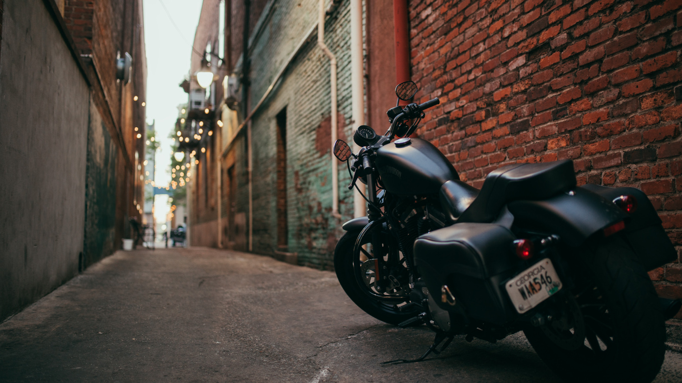 Обои мотоцикл, велосипед, улица, аллея, автомобильное освещение в разрешении 1366x768