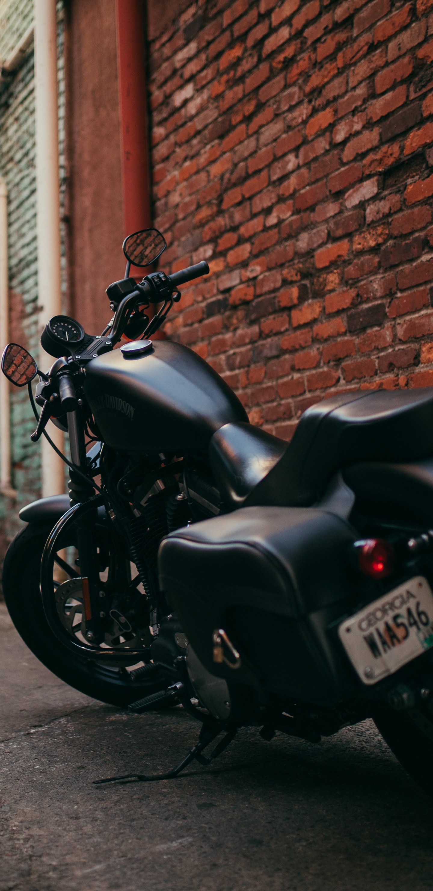 Обои мотоцикл, велосипед, улица, аллея, автомобильное освещение в разрешении 1440x2960