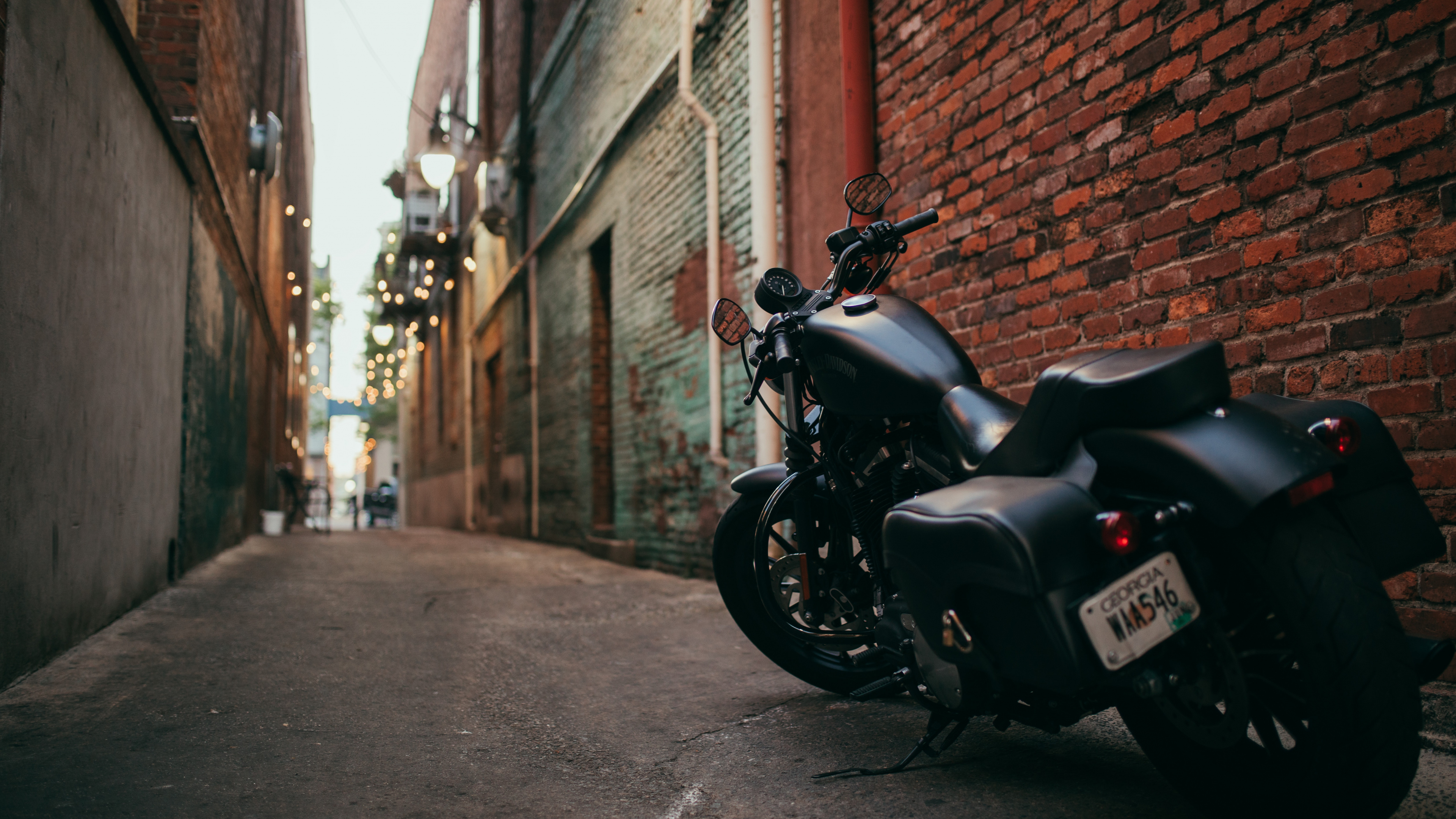 Обои мотоцикл, велосипед, улица, аллея, автомобильное освещение в разрешении 3840x2160