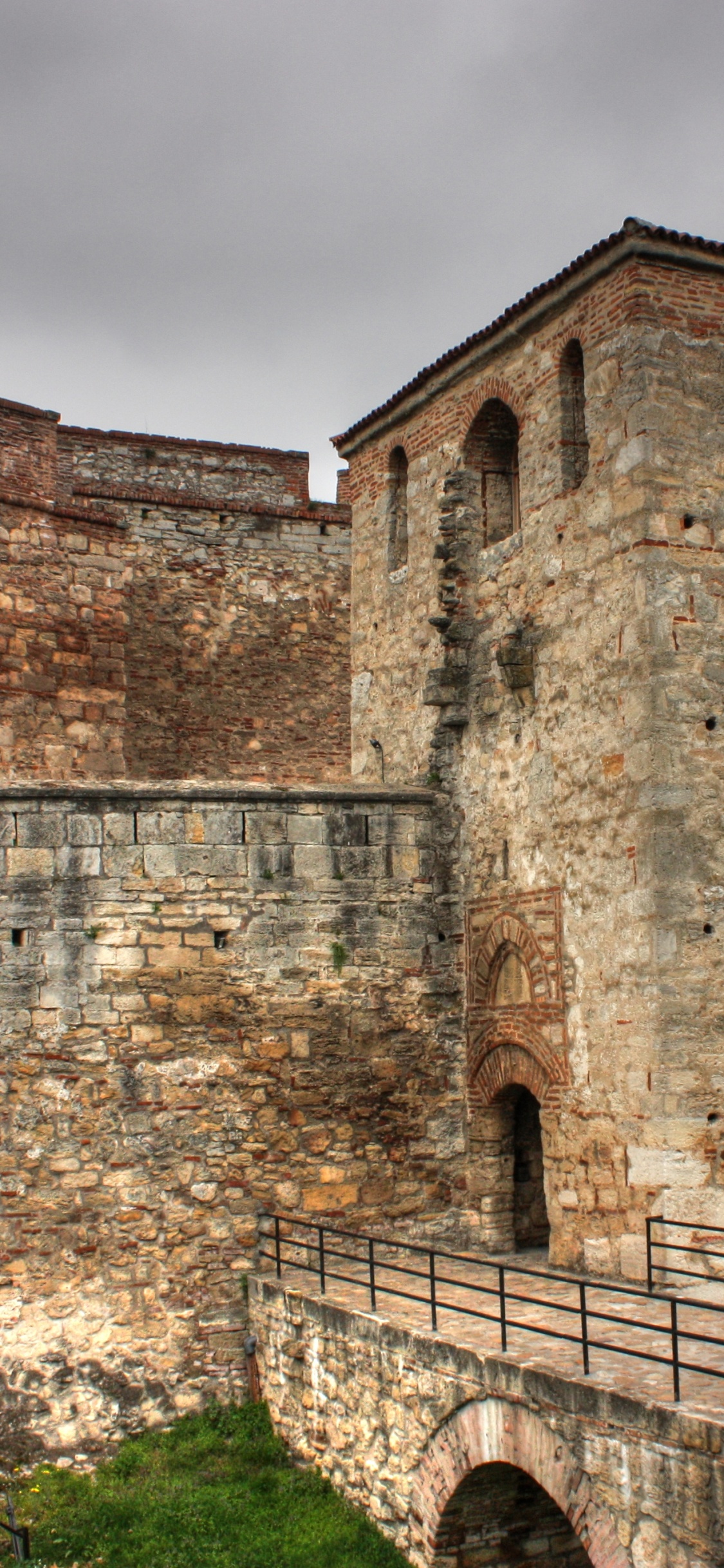 Обои Царевец, замок, фортификация, стена, развалины в разрешении 1125x2436