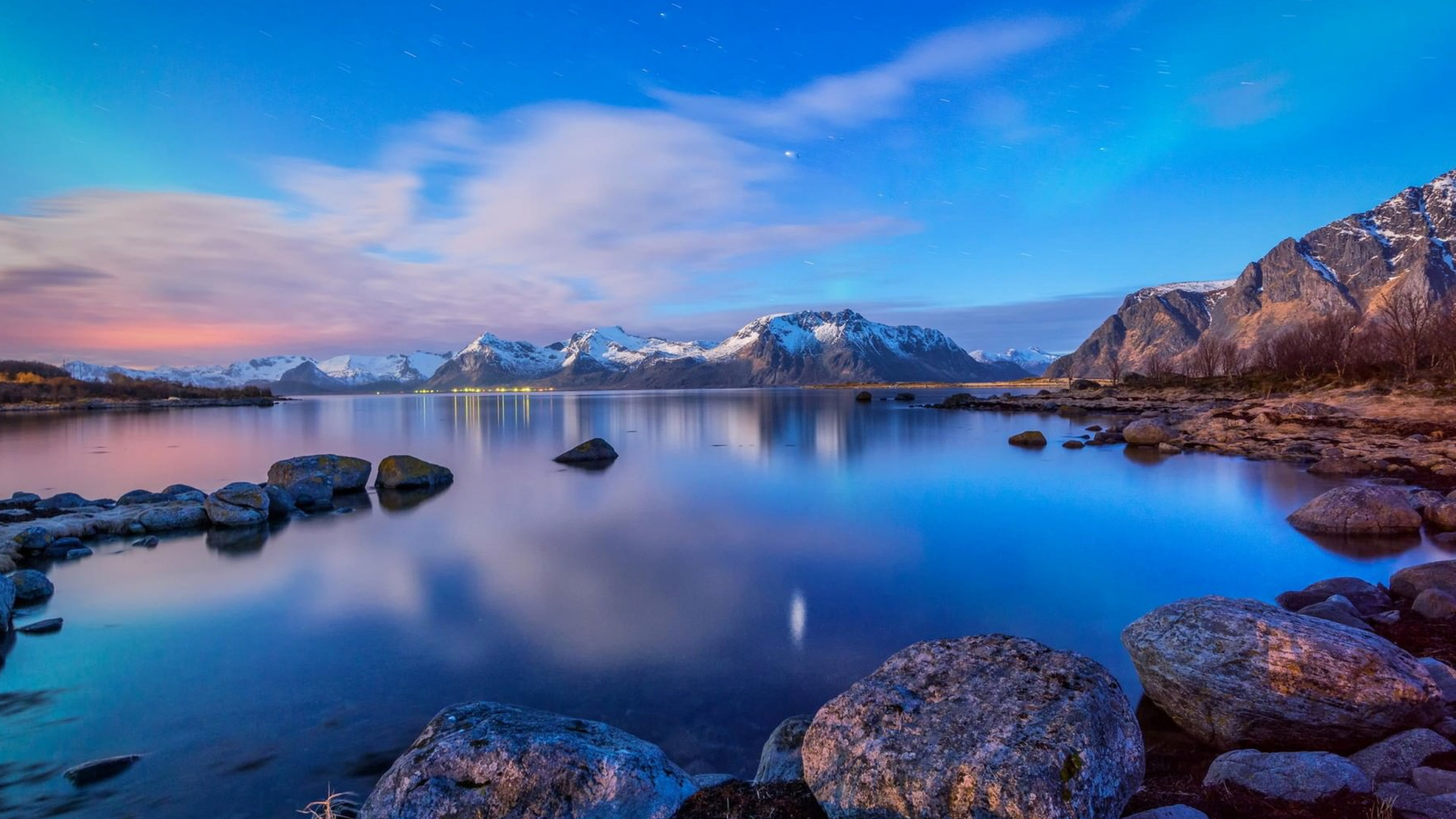 Обои природа, вода, отражение, озеро, гора в разрешении 2560x1440