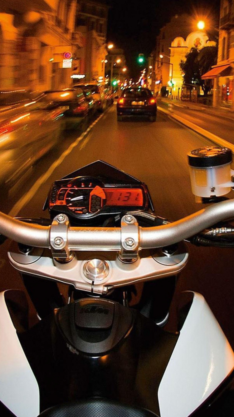 Обои КТМ, КТМ 690 Дюк, мотоцикл, автомобильное освещение, руль велосипеда в разрешении 750x1334