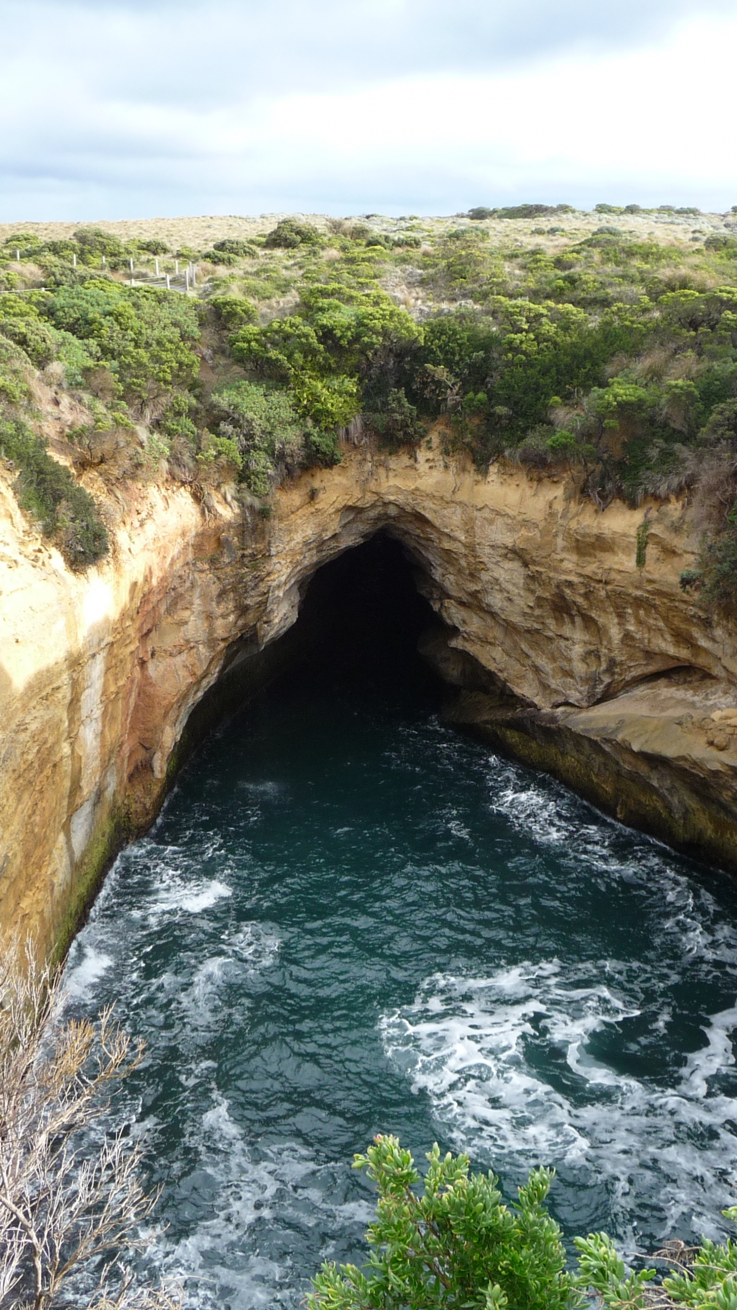 Обои великая океанская дорога, естественная арка, обрыв, природный заповедник, природа в разрешении 1440x2560