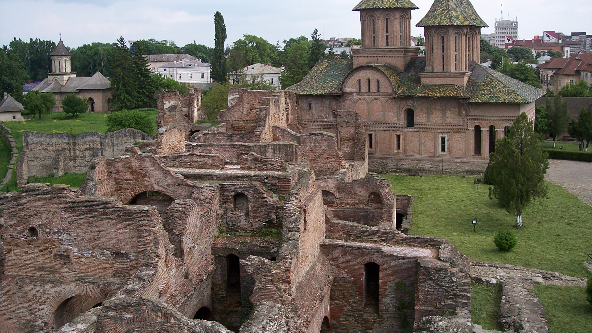 Обои trgovite королевского двора, историческое место, развалины, средневековая архитектура, здание в разрешении 1920x1080