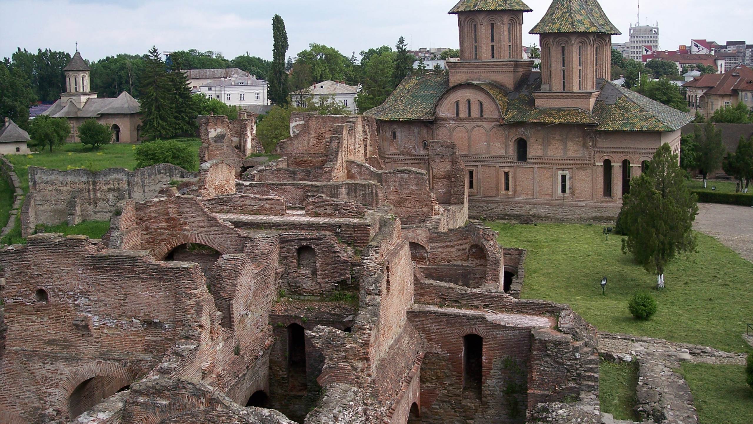 Обои trgovite королевского двора, историческое место, развалины, средневековая архитектура, здание в разрешении 2560x1440