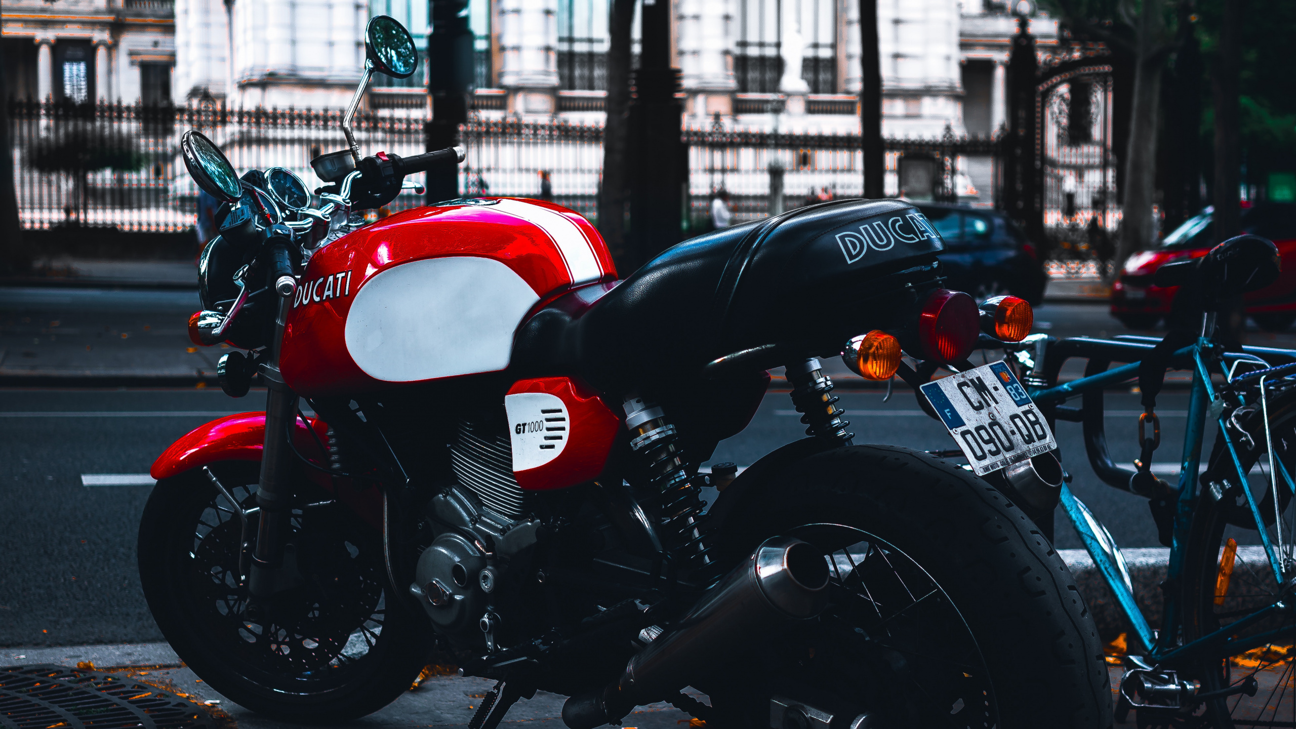 Обои мотоцикл, ducati, авто, дерево, шлем в разрешении 2560x1440