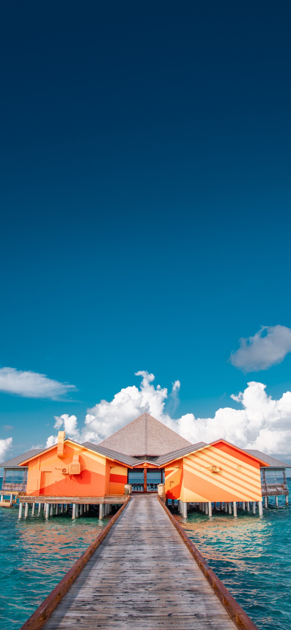 Обои море, здание, синий, океан, бирюза в разрешении 1125x2436