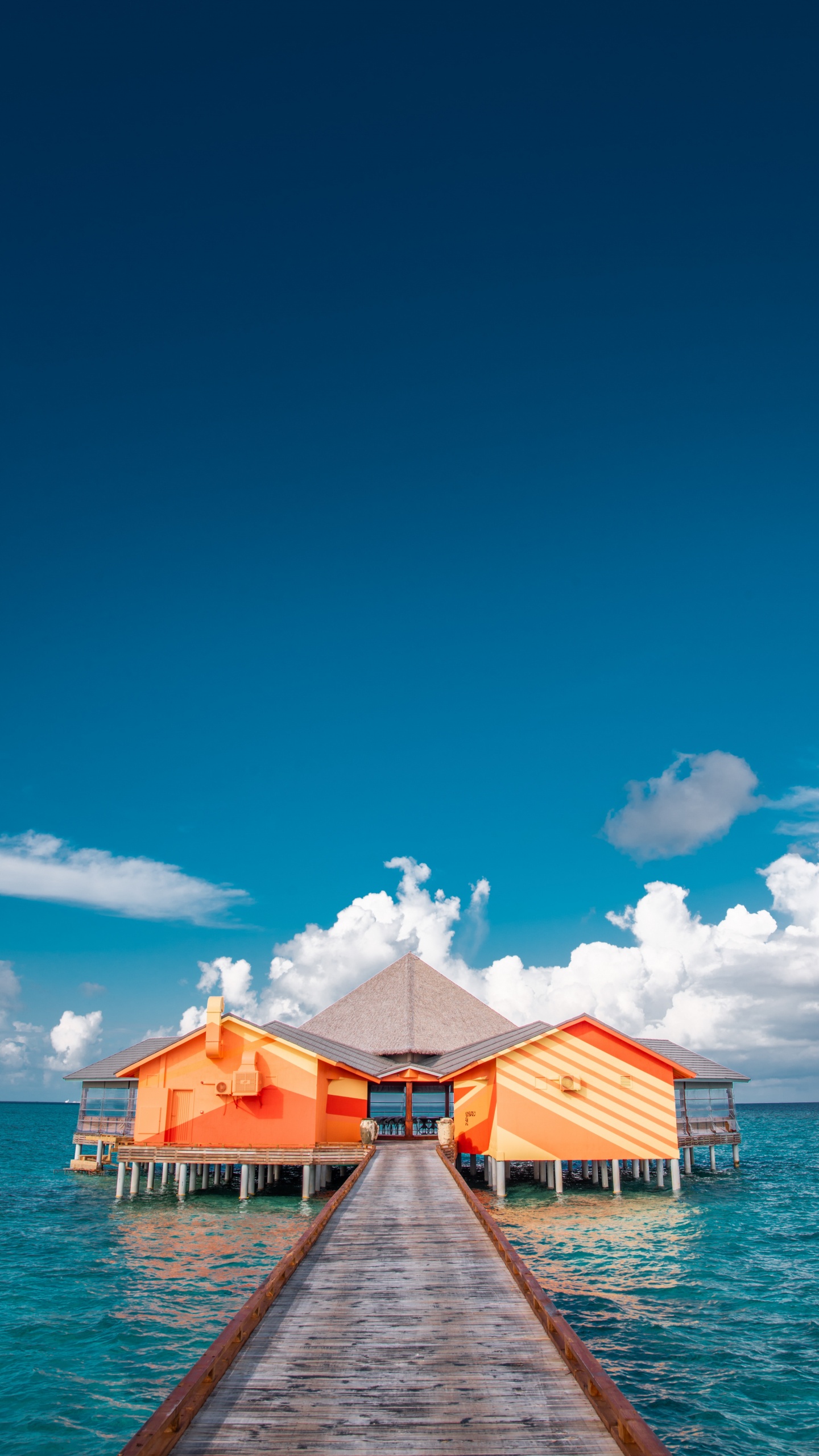 Обои море, здание, синий, океан, бирюза в разрешении 1440x2560