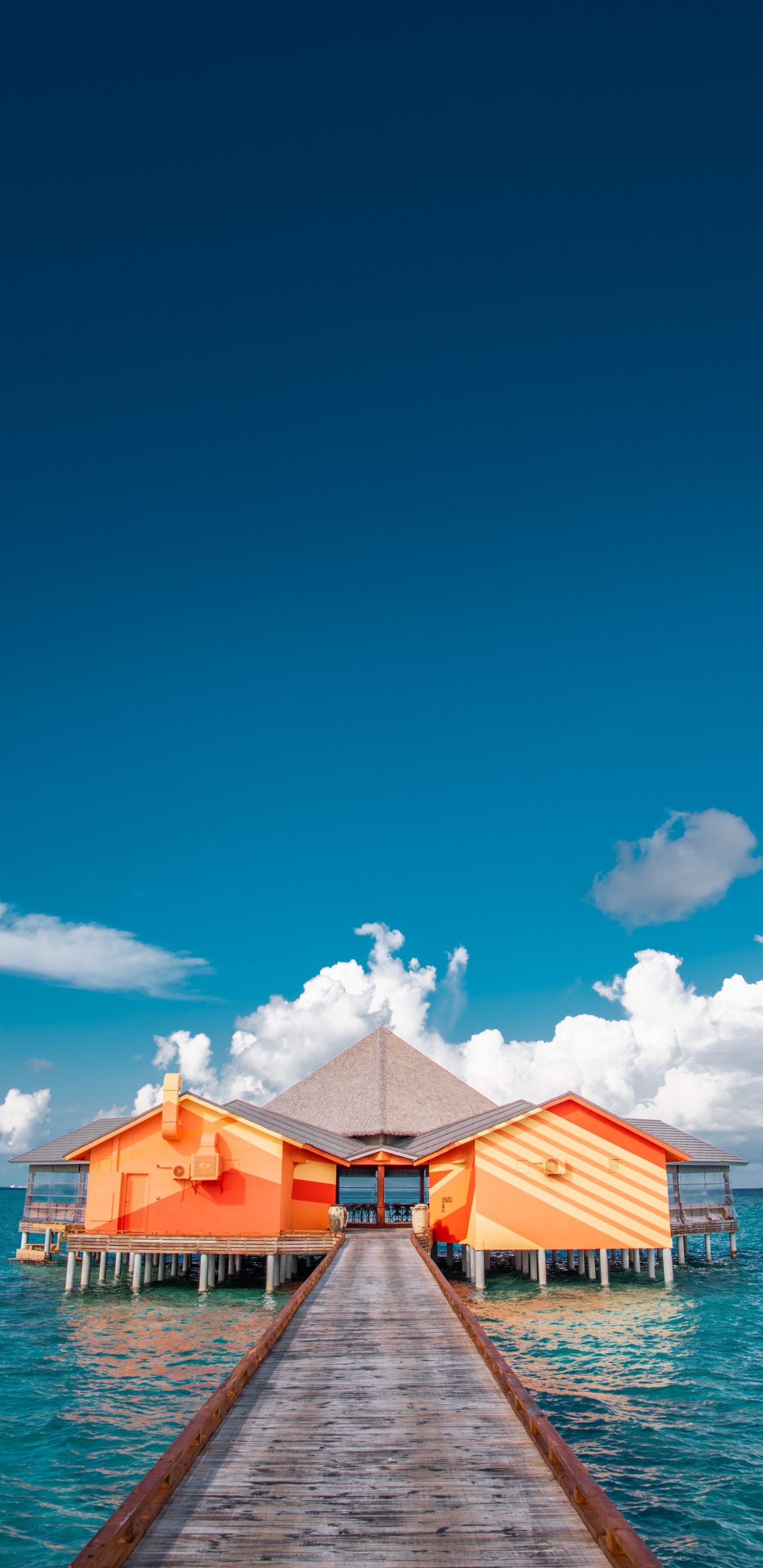 Обои море, здание, синий, океан, бирюза в разрешении 1440x2960