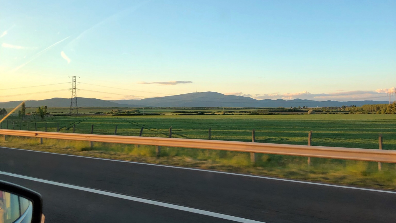 Обои дорога, дорожное покрытие, инфраструктура, асфальт, равнина в разрешении 1366x768