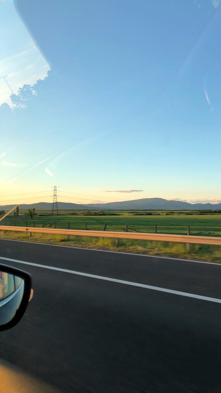 Обои дорога, дорожное покрытие, инфраструктура, асфальт, равнина в разрешении 720x1280