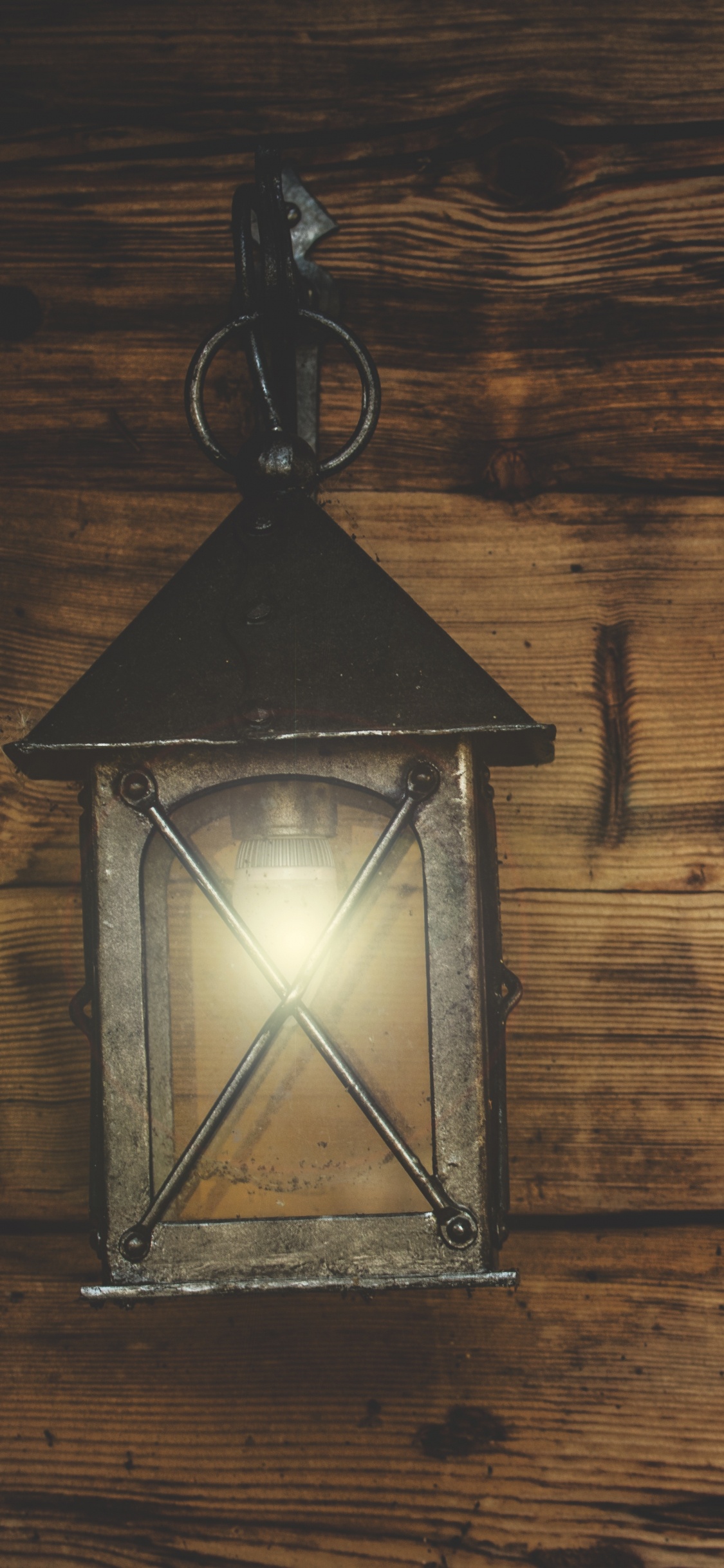 Обои фонарь, освещение, свет, древесина, Лампа накаливания в разрешении 1125x2436