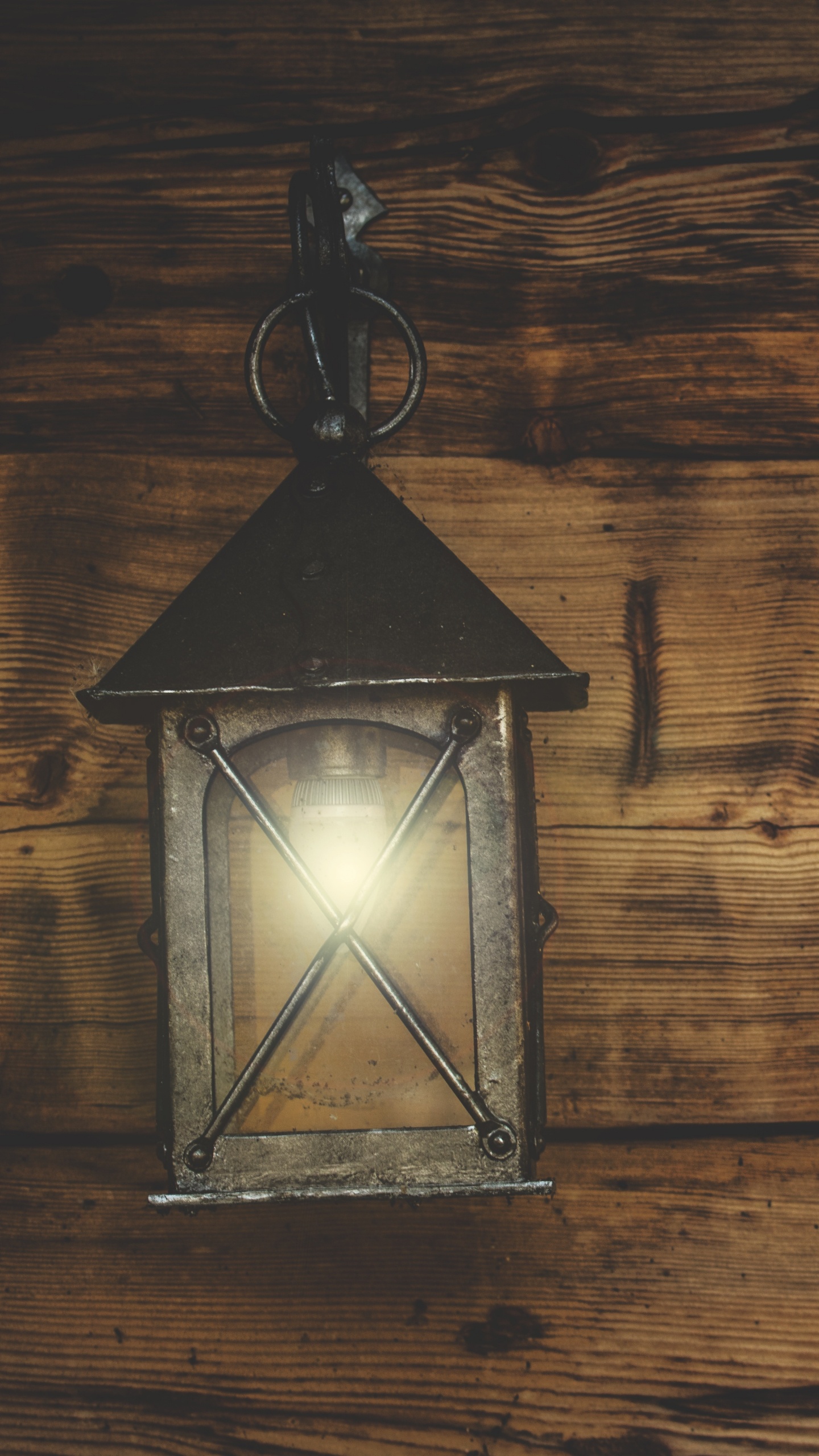 Обои фонарь, освещение, свет, древесина, Лампа накаливания в разрешении 1440x2560