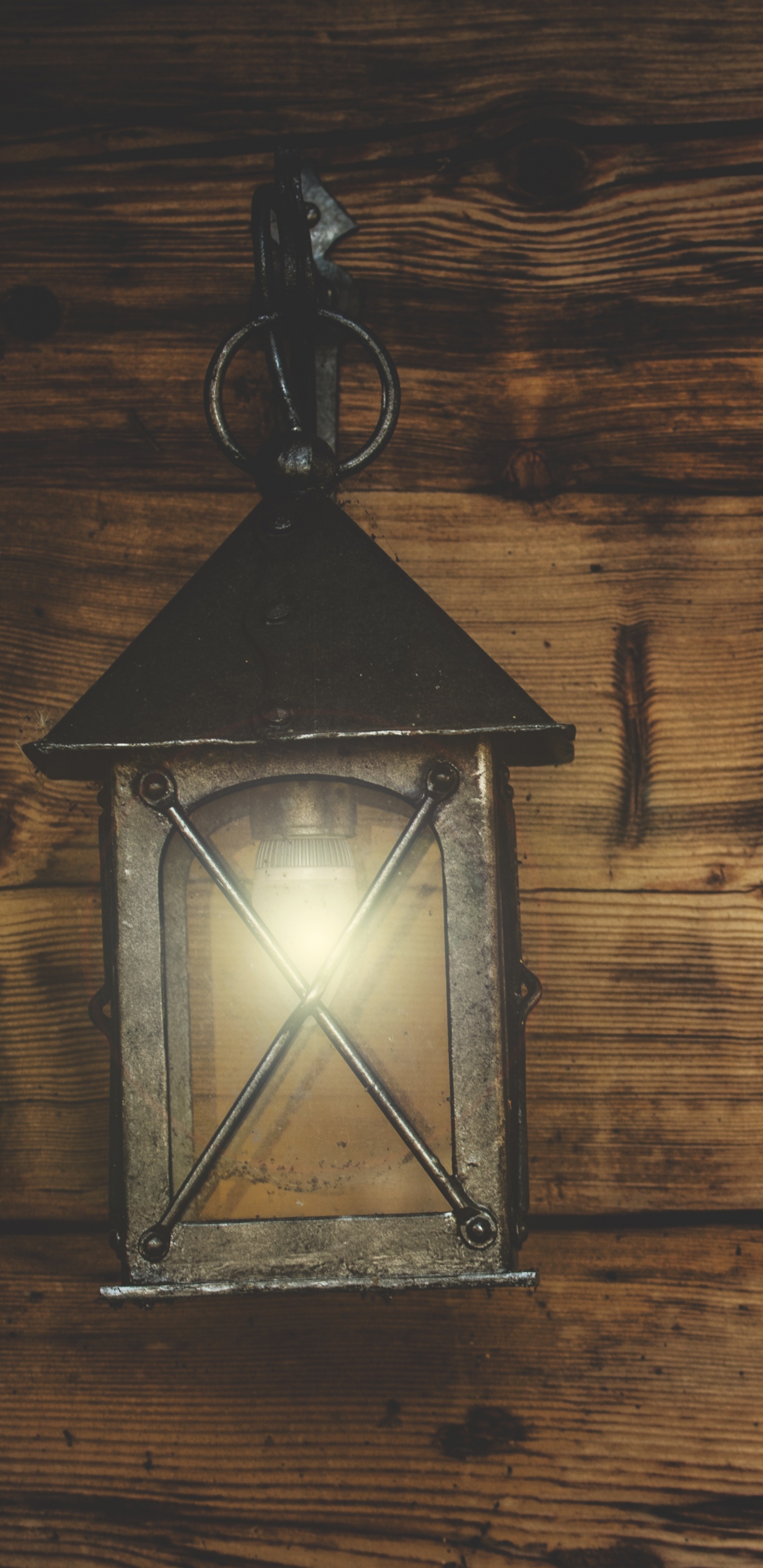 Обои фонарь, освещение, свет, древесина, Лампа накаливания в разрешении 1440x2960