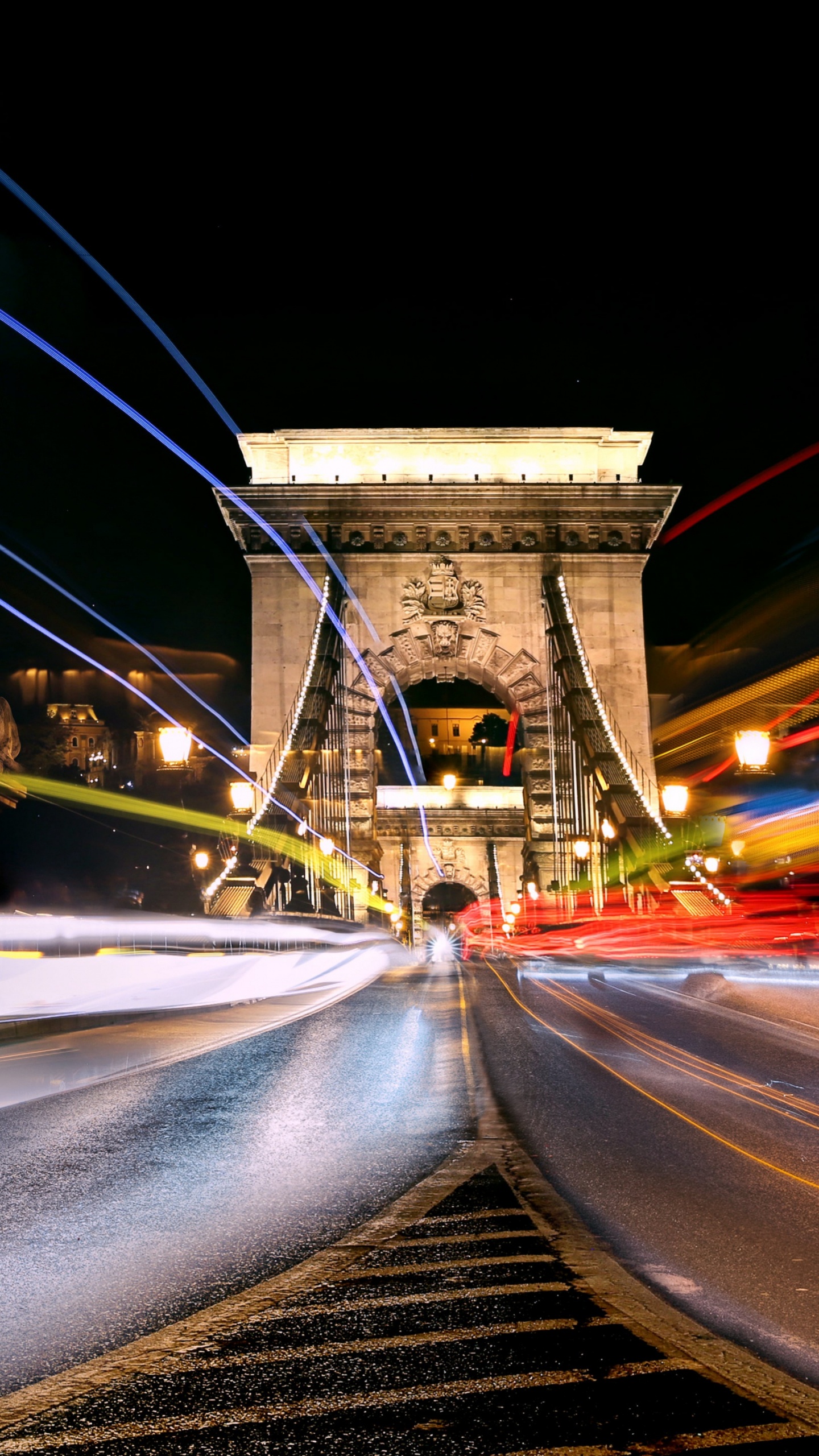 Обои Будапешт, автомобильное освещение, инфраструктура, дорожное покрытие, электричество в разрешении 1440x2560