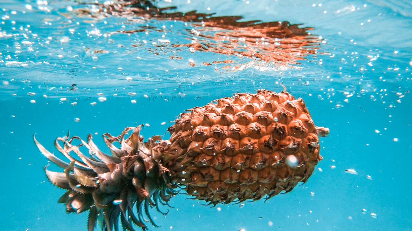 Обои ананас, лимон, ананас яблоко, фрукты, вода в разрешении 1366x768