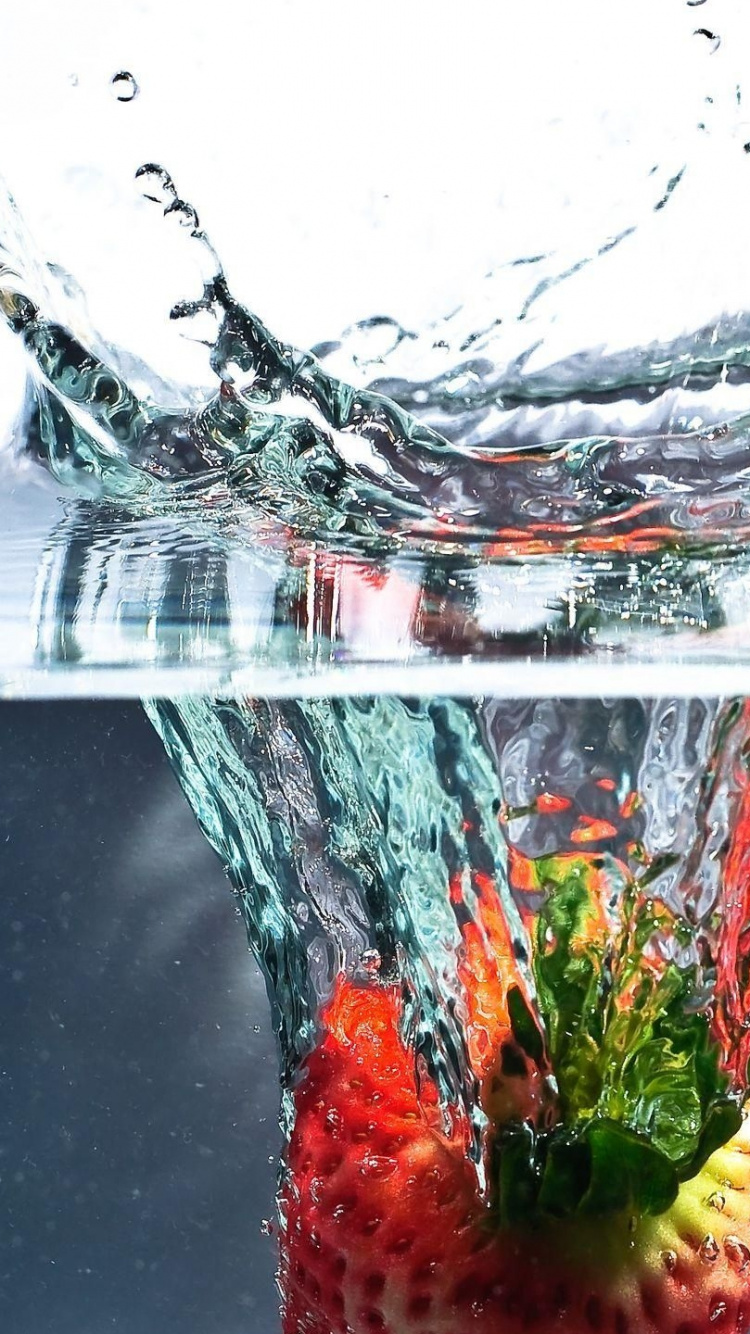 Обои вода, клубника, натюрморт фотография, падение в разрешении 750x1334