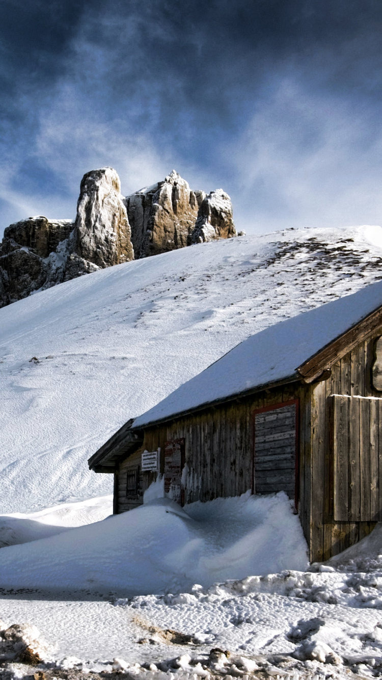 Горы снег дома. Дом в горах. Заснеженный домик. Дом в горах снег. Дом в снежных горах.