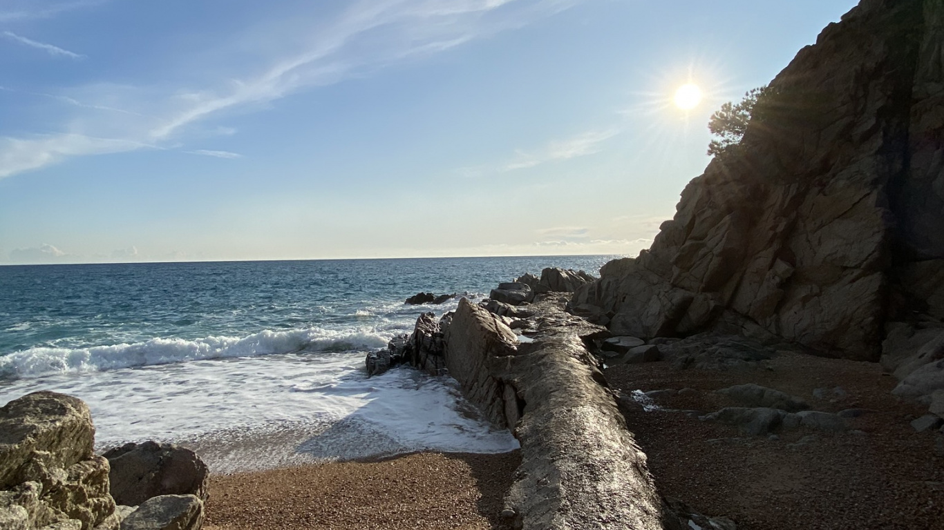 Обои море, рок, берег, побережье, коренная порода в разрешении 1366x768