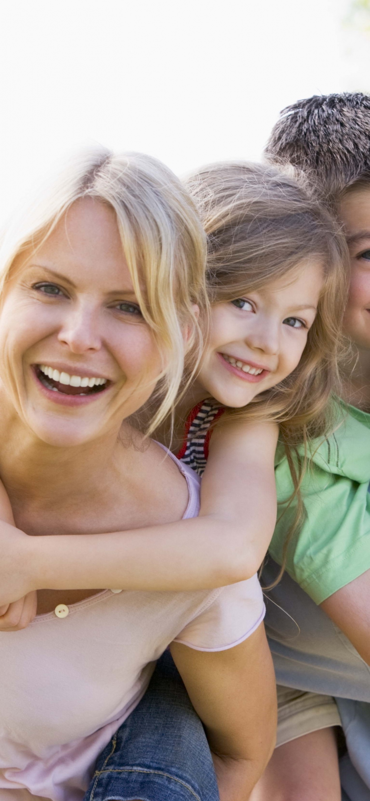 Обои семья, родитель, люди, мимика, забава в разрешении 1242x2688