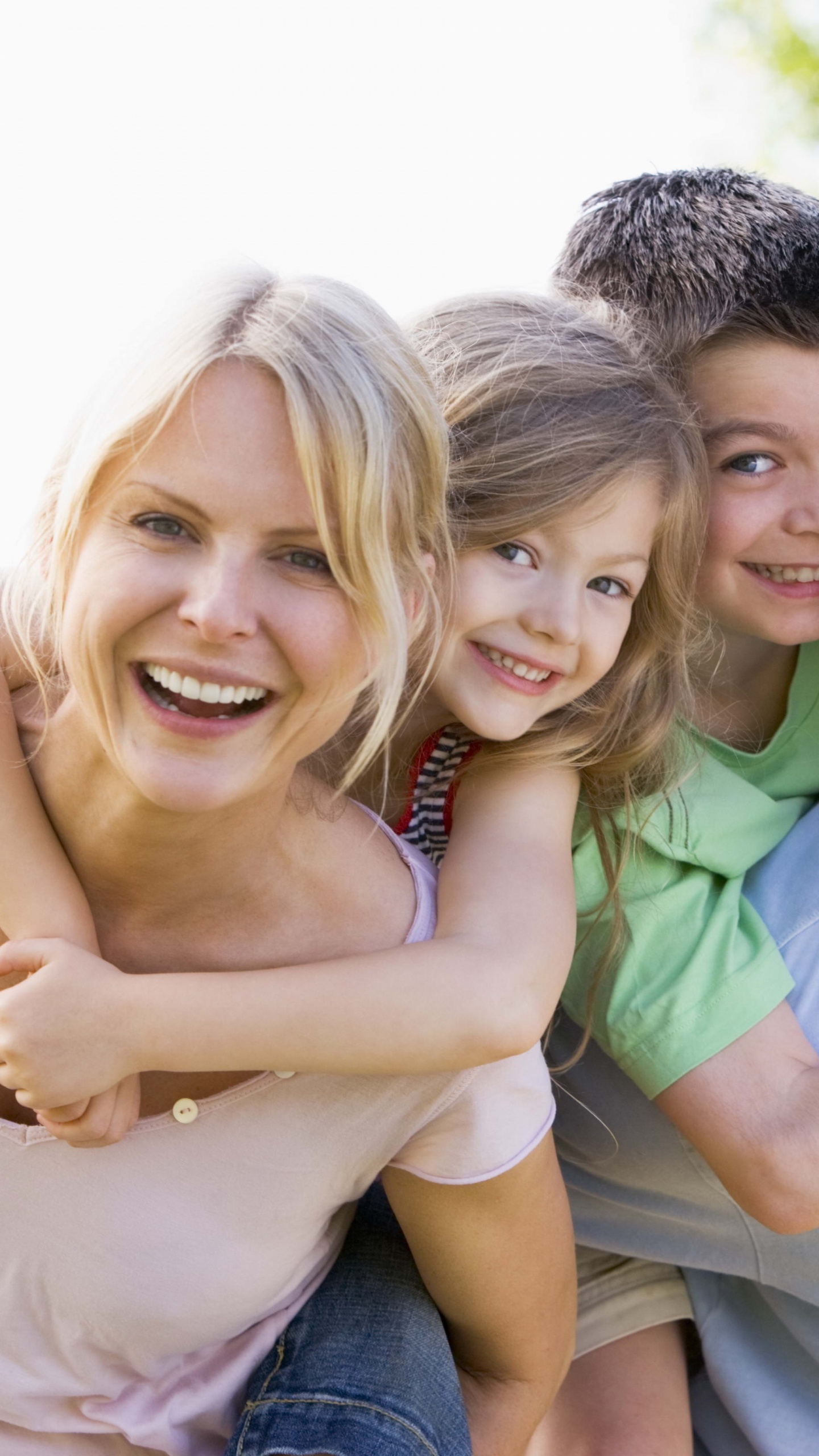 Обои семья, родитель, люди, мимика, забава в разрешении 1440x2560