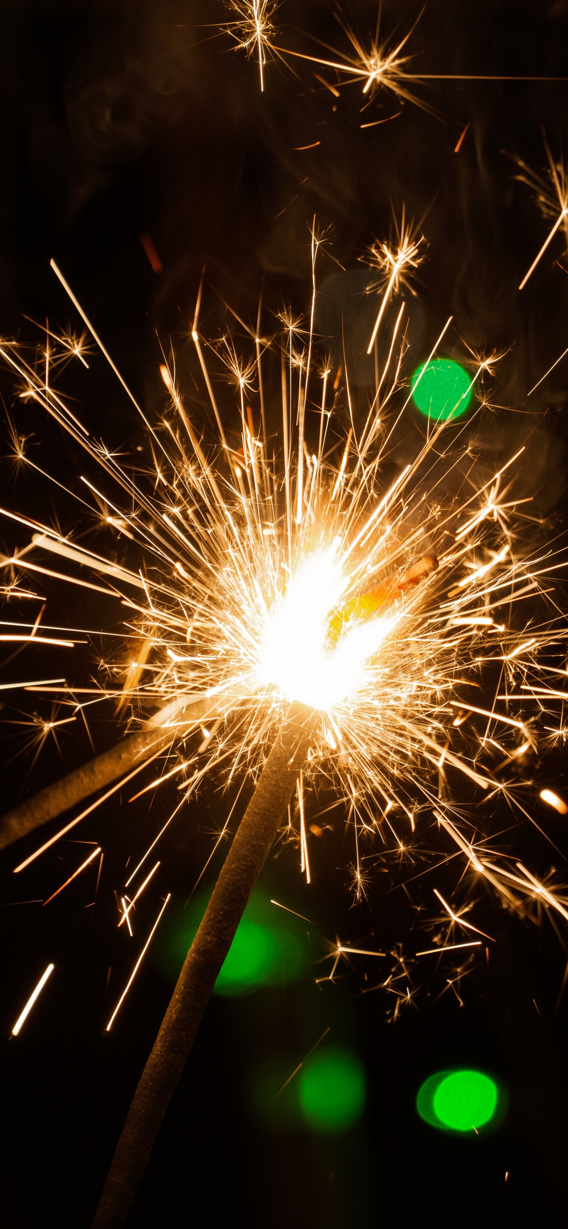 Обои дивали, салют, день нового года, бенгальский огонь, свет в разрешении 1125x2436