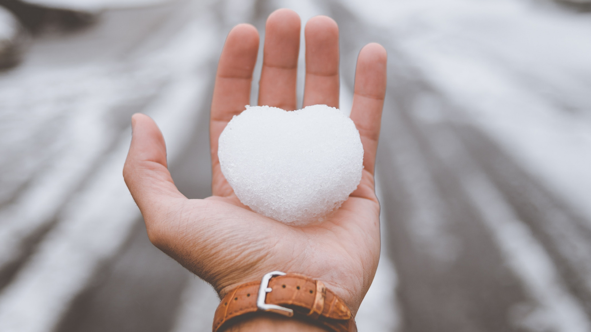 Обои снег, сердце, палец, зима, жест в разрешении 1920x1080