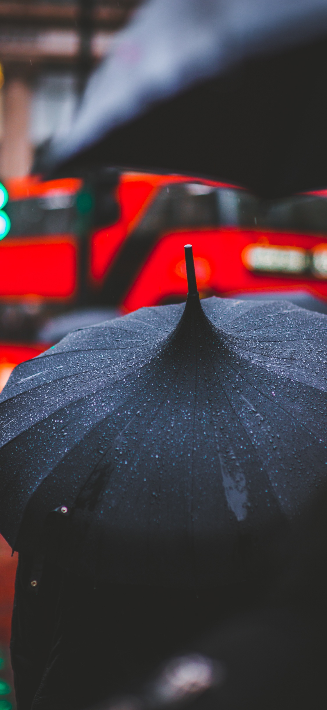 Обои зонтик, красный цвет, свет, автомобильное освещение, ночь в разрешении 1125x2436