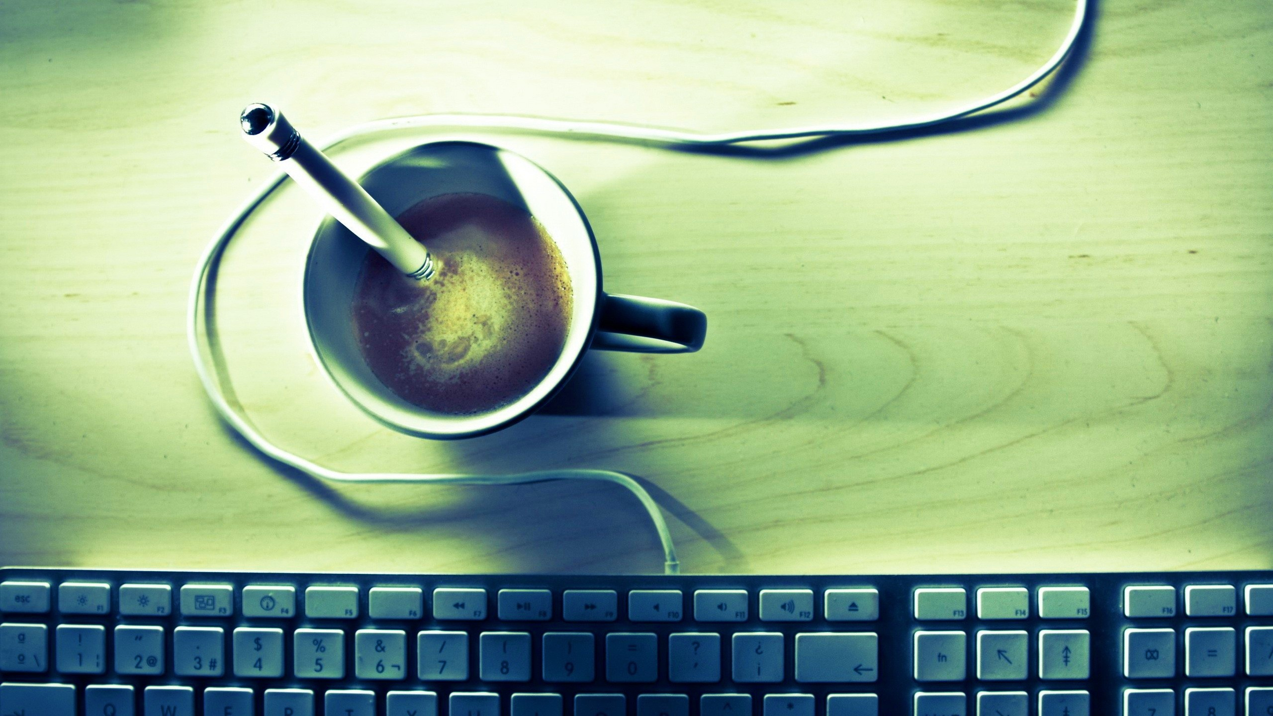 Обои кофе, технологии, электронное устройство, кофе и клавиатура, звуковое оборудование в разрешении 2560x1440