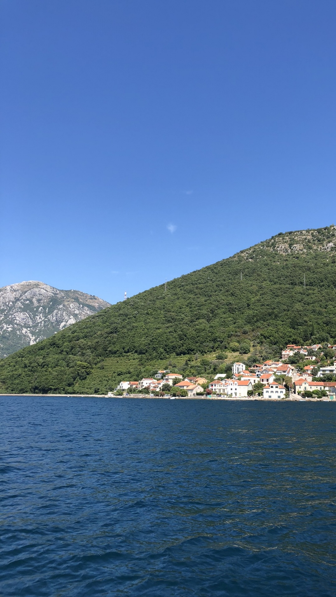 Обои водоем, горный рельеф, природа, побережье, растительность в разрешении 1080x1920