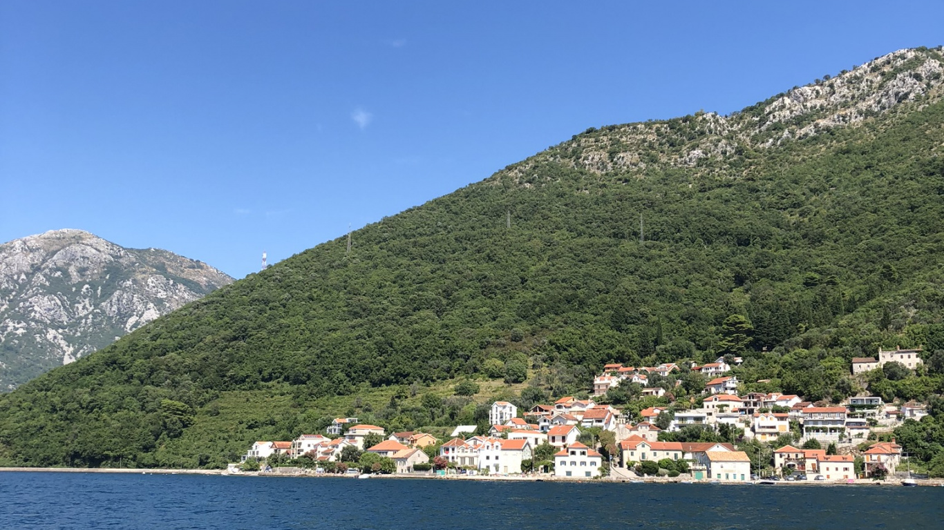 Обои водоем, горный рельеф, природа, побережье, растительность в разрешении 1366x768