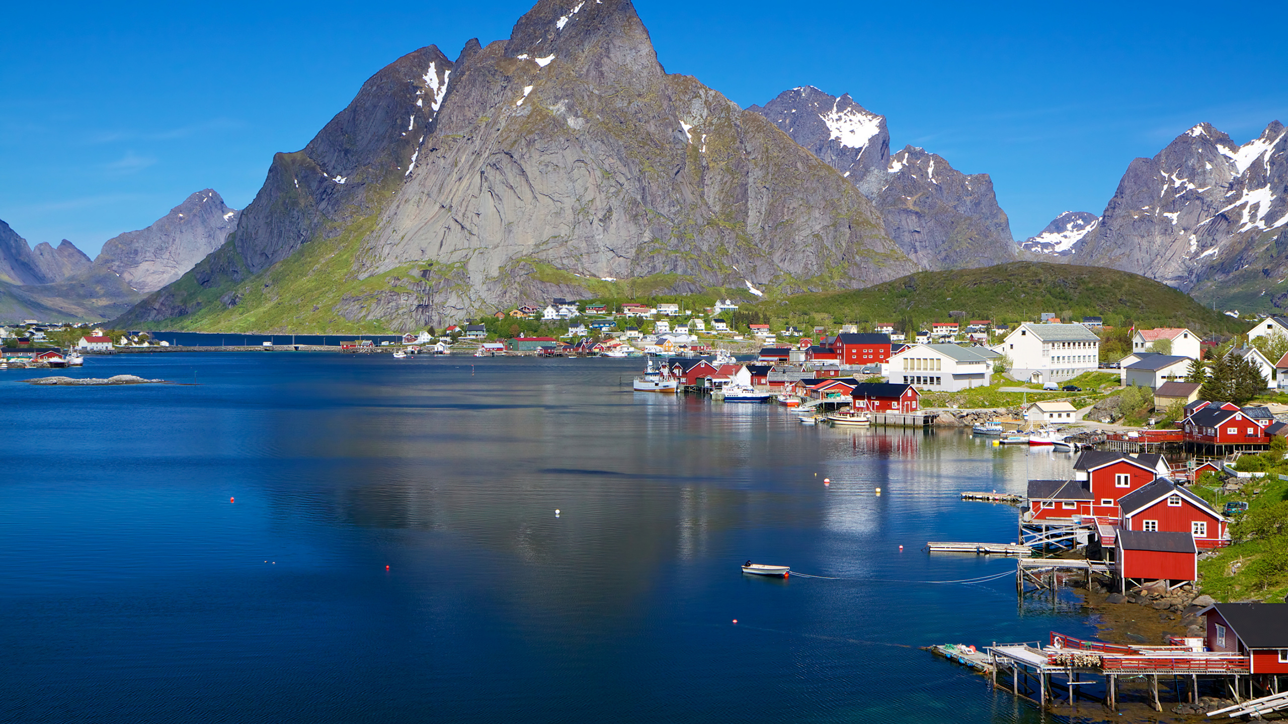 Обои фьорд, Лофотен, рыбацкая деревня, горный рельеф, гора в разрешении 2560x1440