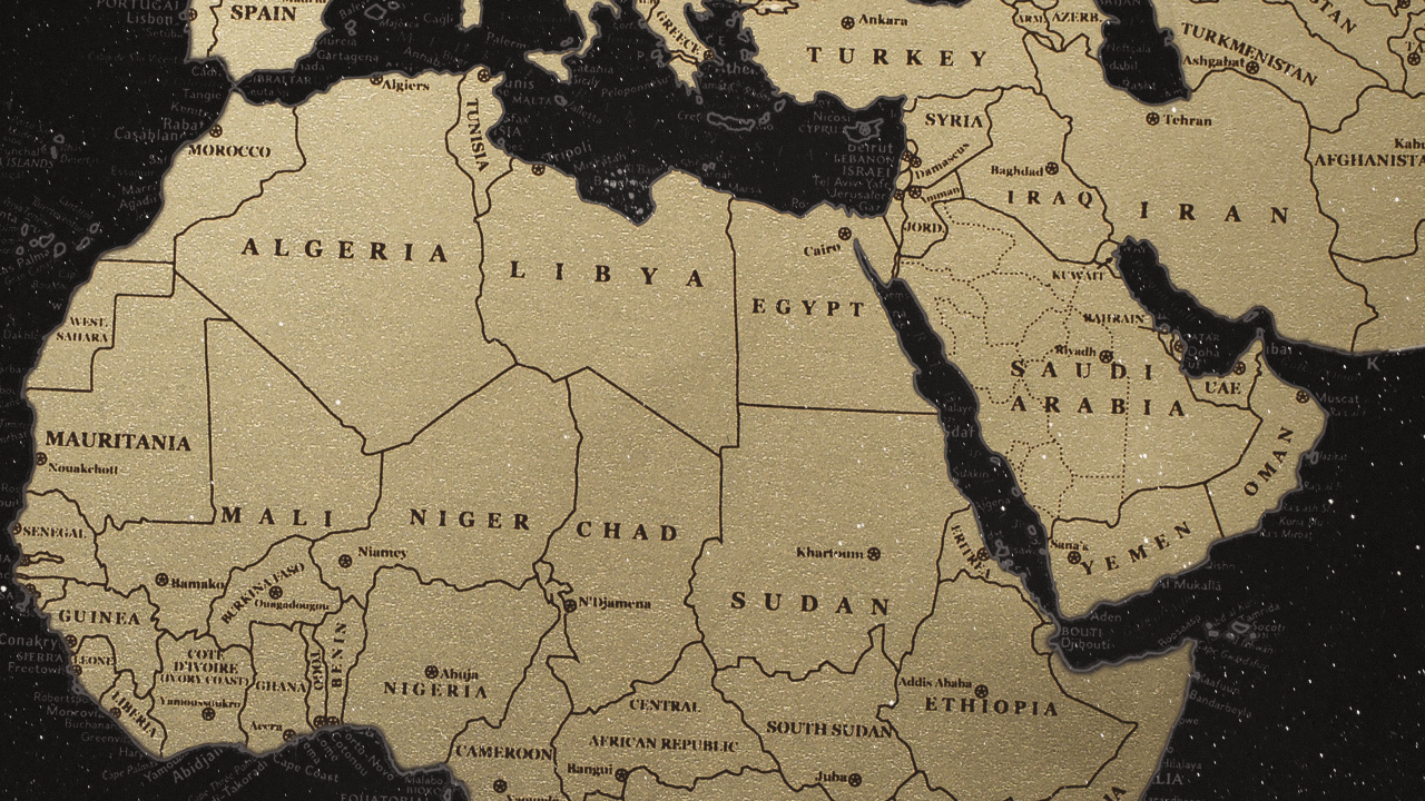 Обои карта мира, мир, карта, шар, жест в разрешении 1280x720