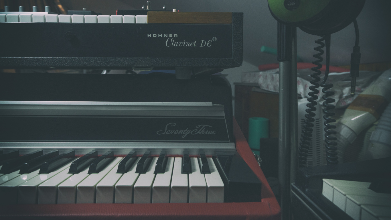 Обои фортепьяно, клавиатура, музыкальный инструмент, электронный инструмент, синтезатор в разрешении 1366x768