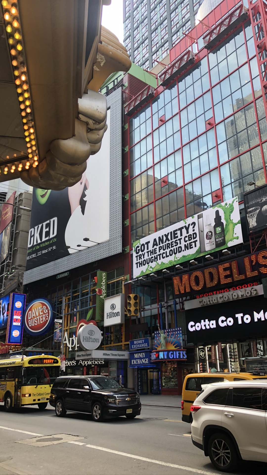 Обои 42-я улица, Король, колесо, автомобильный стояночный свет, здание в разрешении 1080x1920