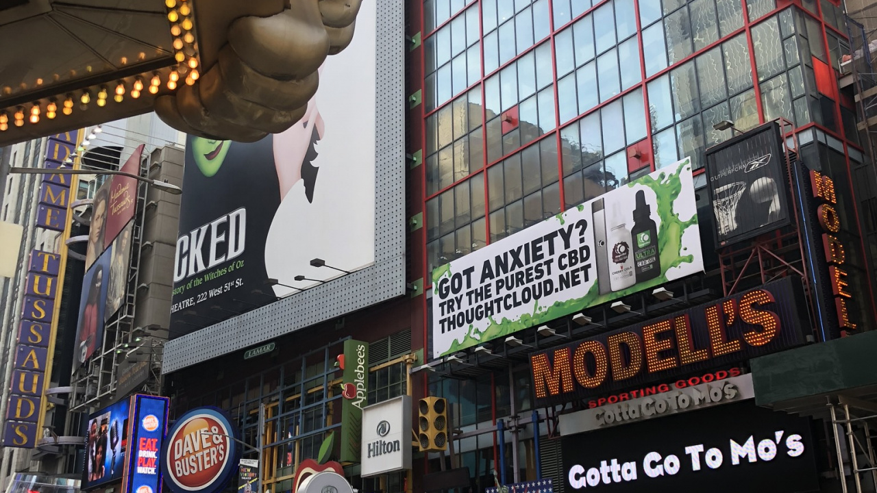 Обои 42-я улица, Король, колесо, автомобильный стояночный свет, здание в разрешении 1280x720