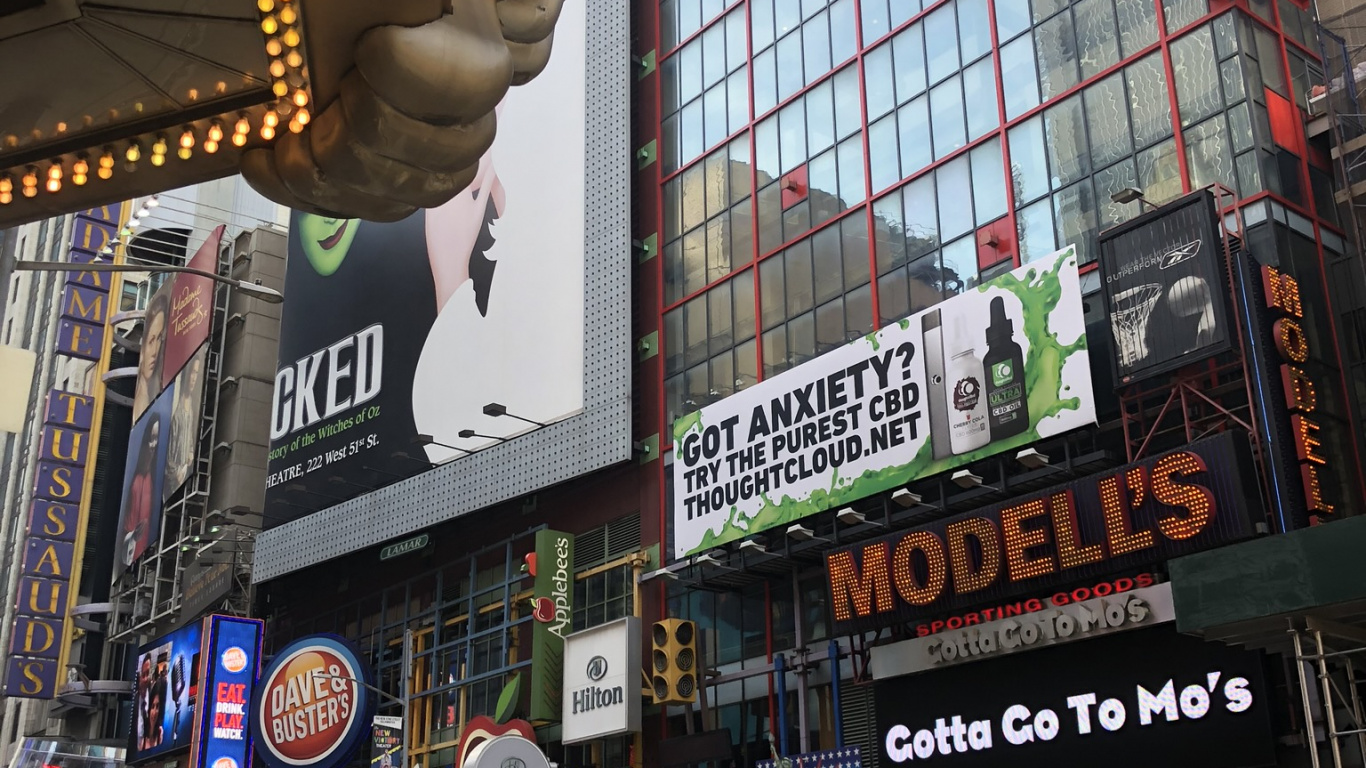 Обои 42-я улица, Король, колесо, автомобильный стояночный свет, здание в разрешении 1366x768