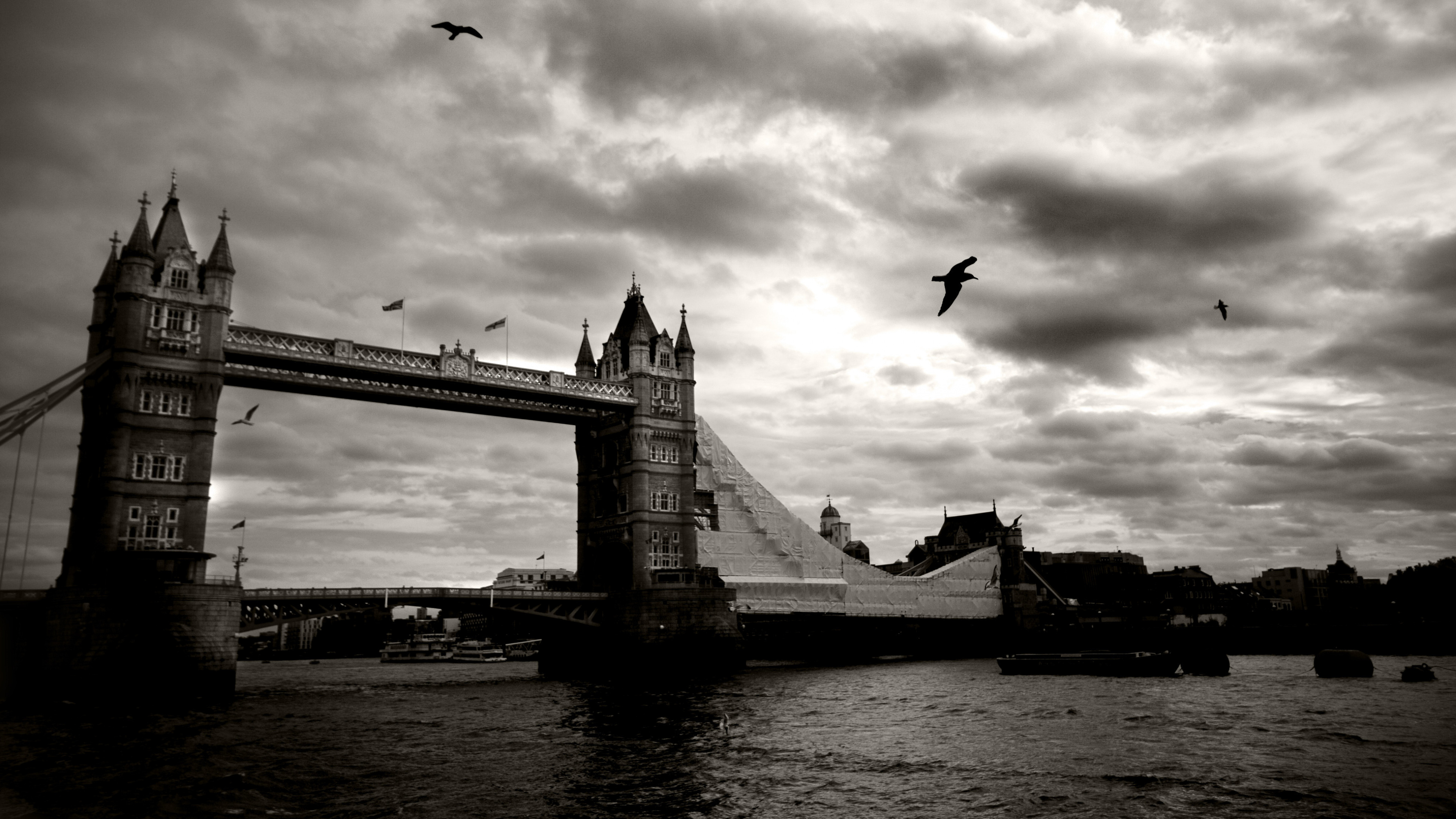 Обои тауэрский мост, черный и белый, вода, мост, облако в разрешении 3840x2160