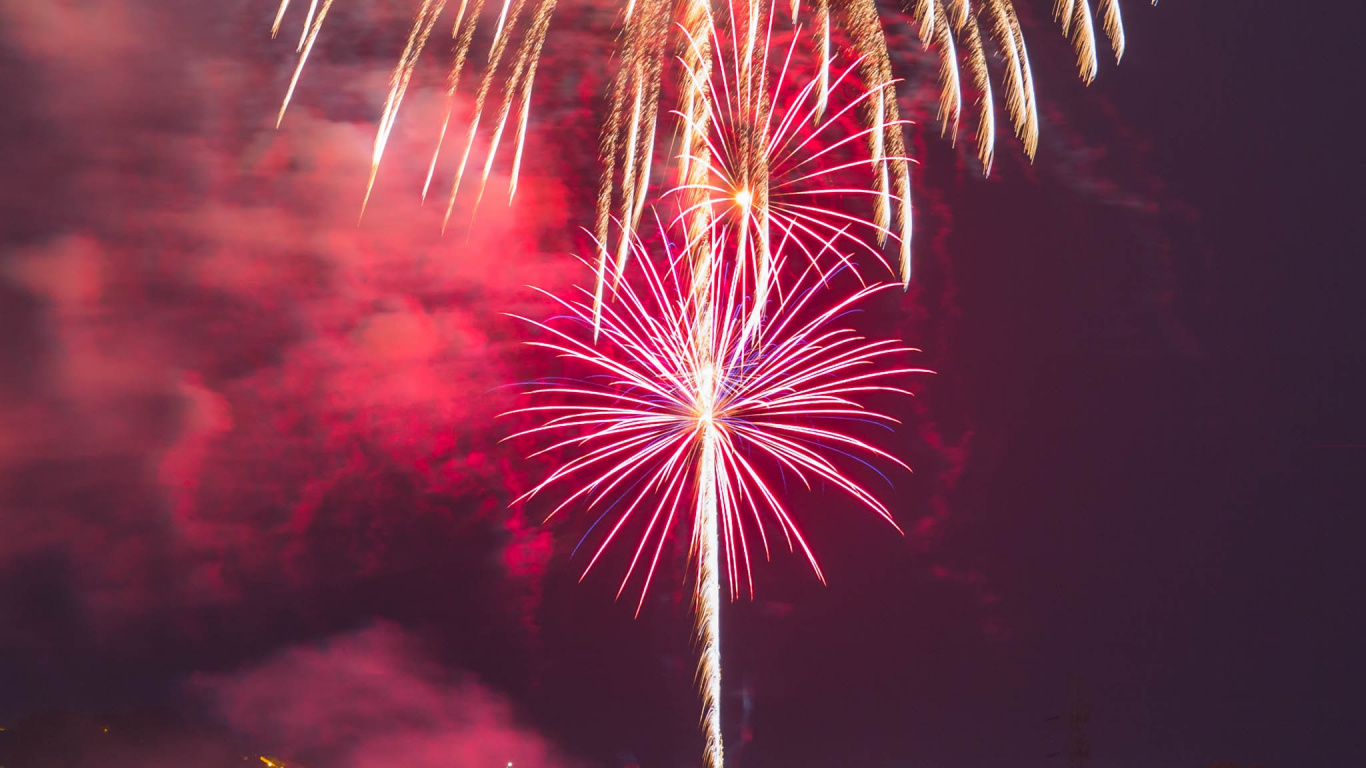 Обои вечеринка, салют, день нового года, ночь, событие в разрешении 1366x768