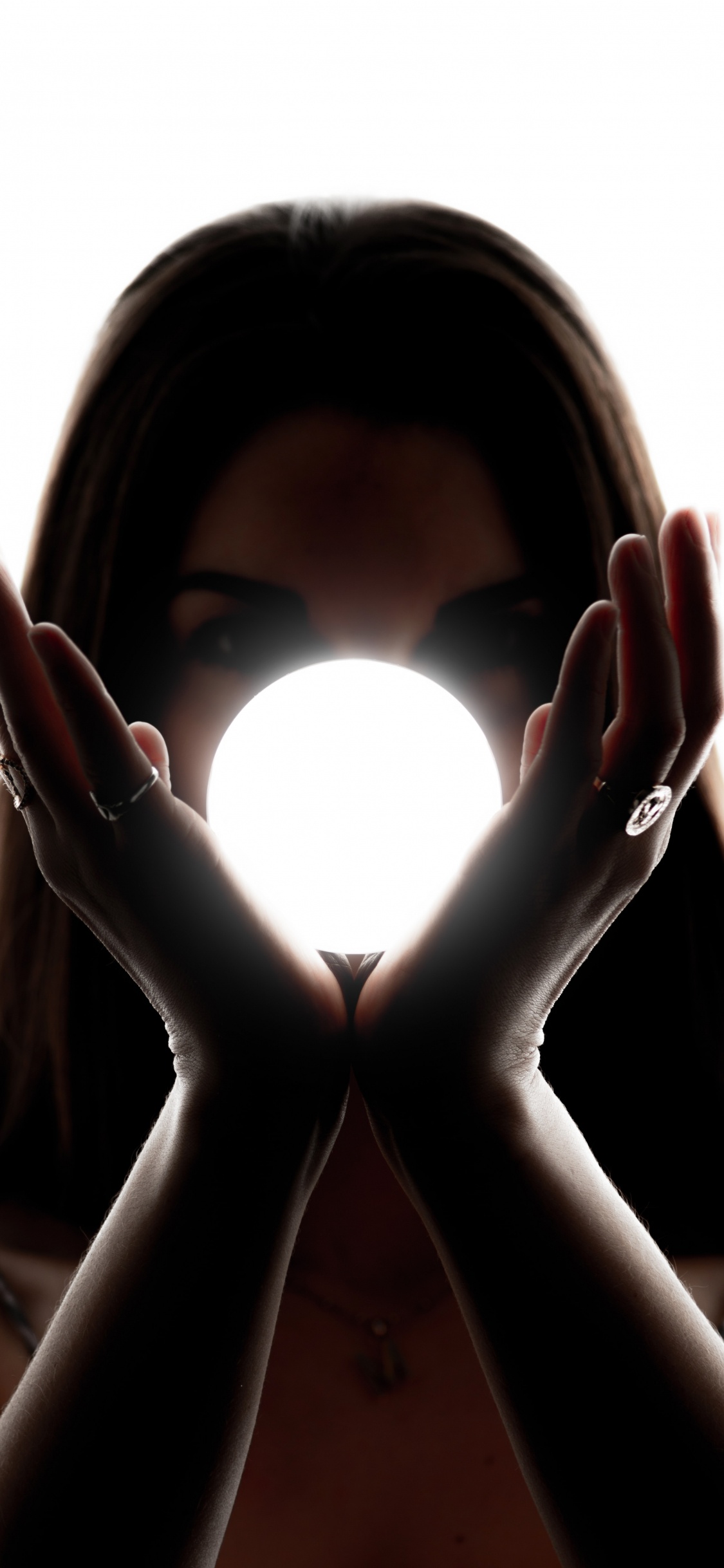 Обои свет, коричневый цвет, шея, материальное свойство, симметрия в разрешении 1125x2436