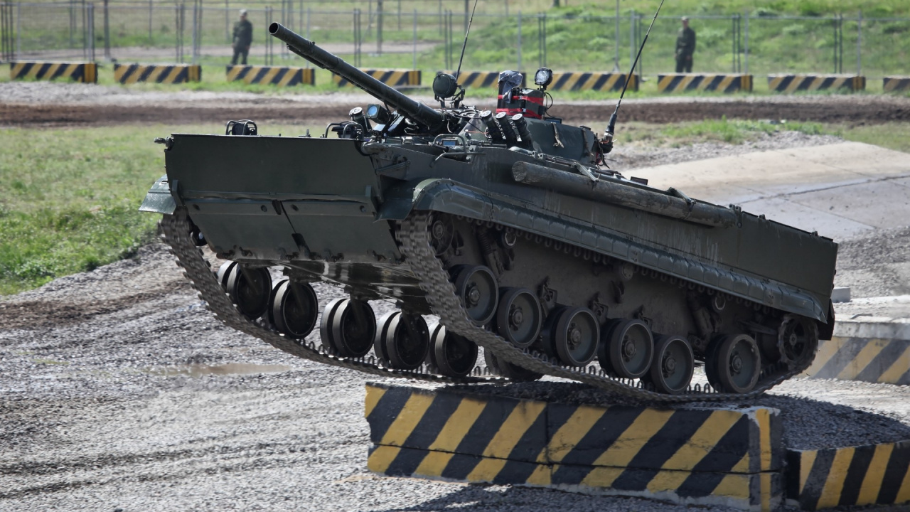 Обои бак, пехота, военнослужащие, боевая машина, Черчилль танк в разрешении 1280x720