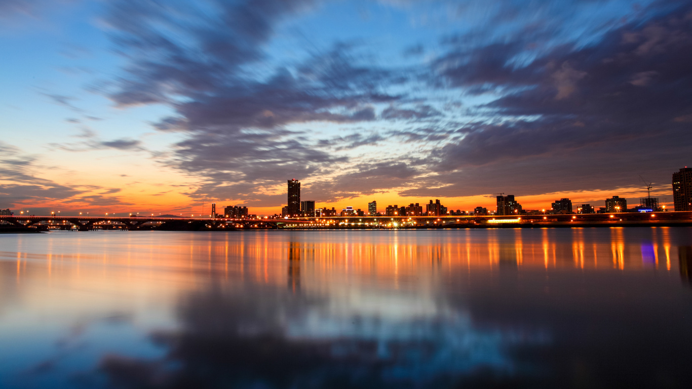 Обои закат, отражение, вода, облако, сумрак в разрешении 1366x768