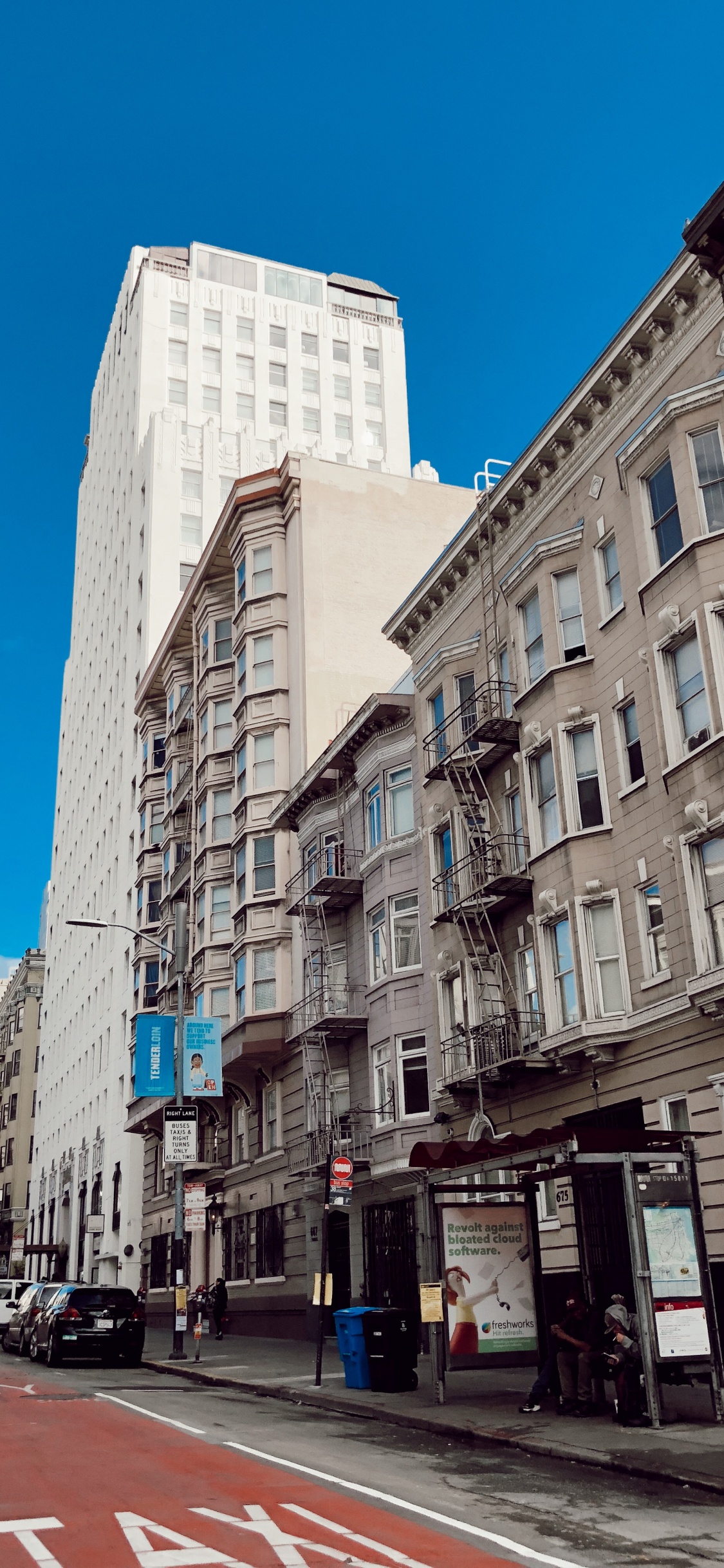 Обои городской район, дорога, дневное время, окно, соседство в разрешении 1125x2436