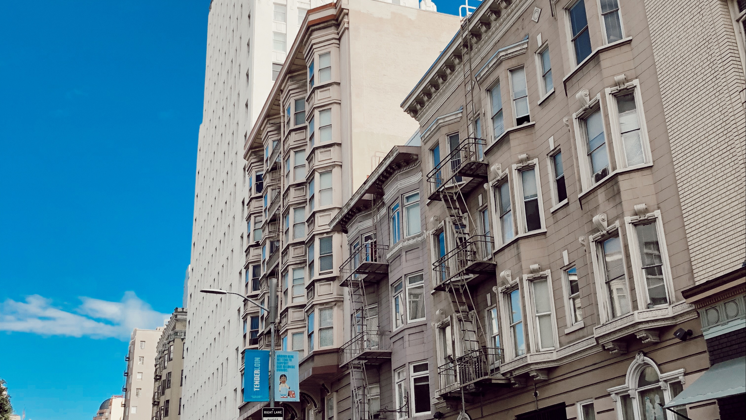 Обои городской район, дорога, дневное время, окно, соседство в разрешении 2560x1440