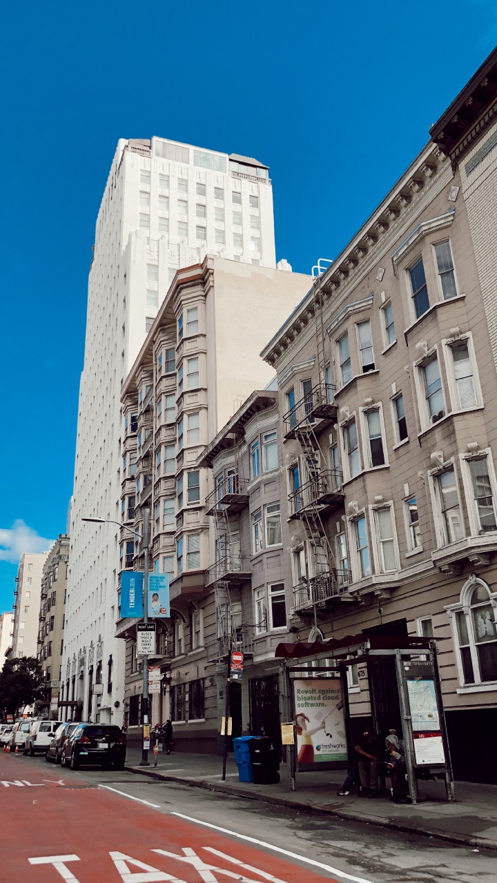 Обои городской район, дорога, дневное время, окно, соседство в разрешении 720x1280